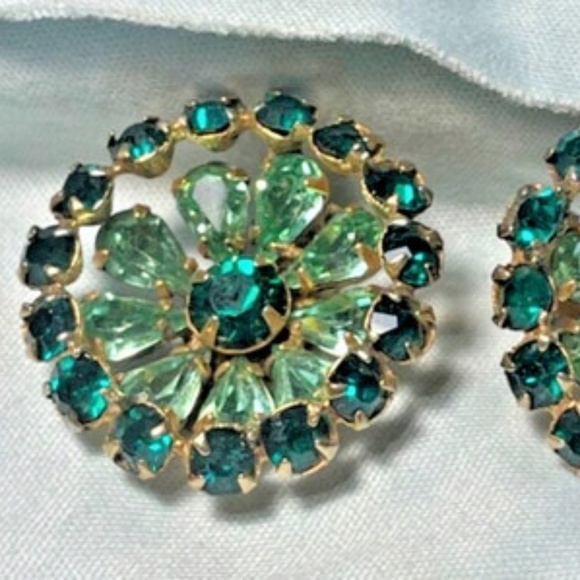 Vintage Light Green Rhinestone brooch & Clip On Earrings - Glass Stone Flower - Picture 3 of 6